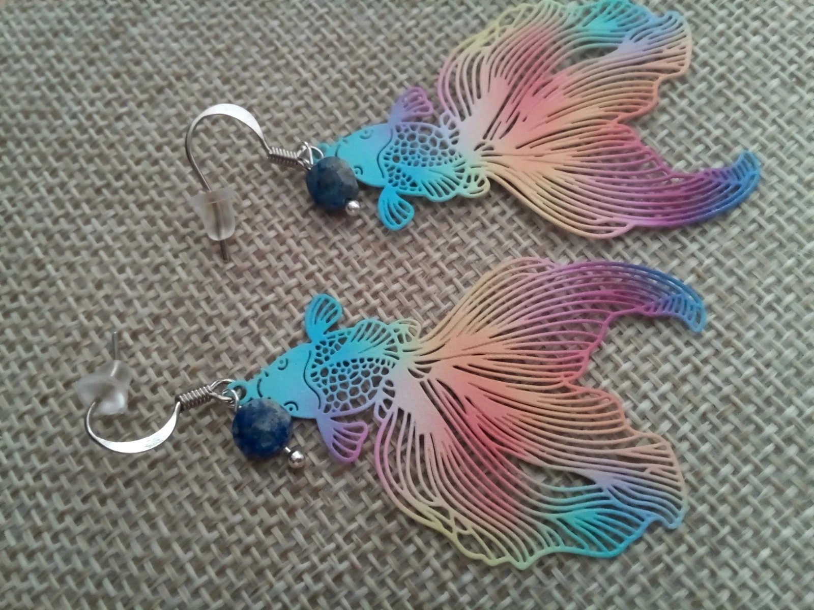 Boucles d'oreilles poissons filigranés et pierres de lapis lazuli – photo 2